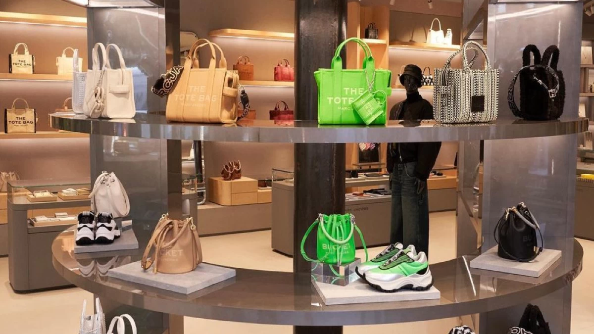 Μοντέλο πέφτει από τις σκάλες: Σάλος με το βίντεο καμπάνιας για τη νέα τσάντα διάσημου Οίκου μόδας