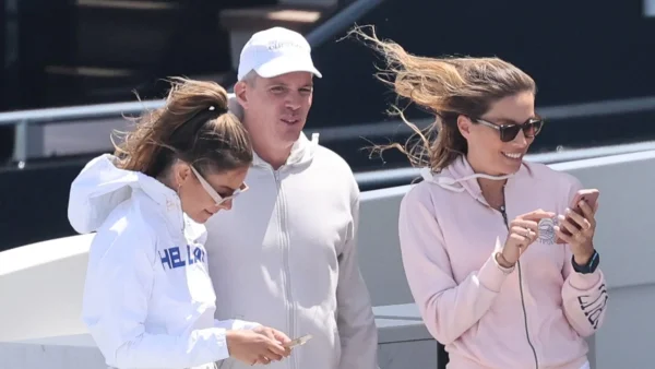 Πάνω σε γιοτ "θηρίο" με θέα το νησί και την γαλάζια σημαία - Η ανάρτηση της Χρουσαλά με την Μενούνος για την 28η Οκτωβρίου