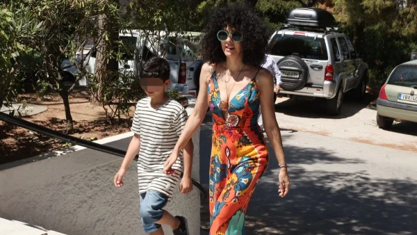 Με το ίδιο ακριβώς βλέμμα της Μαρίας Σολωμού - Αδημοσίευτες φωτογραφίες του γιου, που απέκτησε με τον Μάριο Αθανασίου