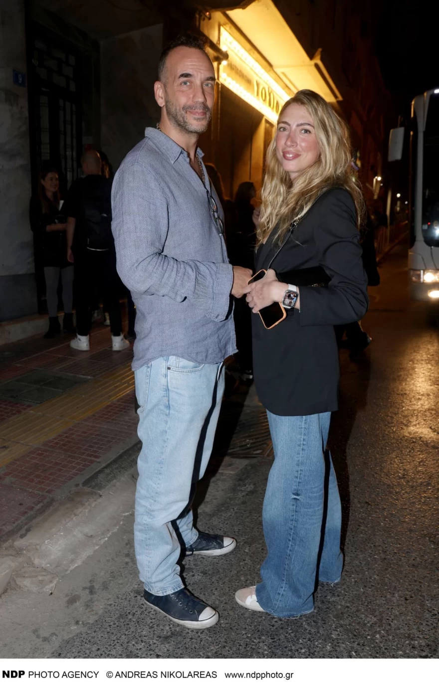 Σχεδόν άβαφη, με τζιν παντελόνι και μαύρο σακάκι στο θέατρο - Η νέα εμφάνιση της Μαριλού Κόζαρη στο πλευρό του Μουζουράκη