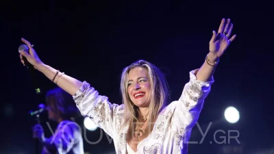 Δεν είχε προηγούμενο η εμφάνιση της Νατάσας Μποφίλιου - Με χρυσή παντελόνα και κομψό λευκό κιμονό