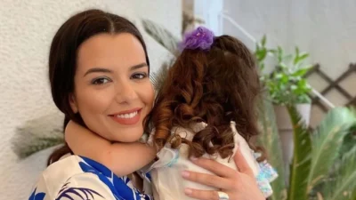 Νικολέτα Ράλλη: Περιφερόταν χωρίς παπούτσια στη βάφτιση της κόρης της - Ο λόγος που ήταν ξυπόλητη στο μυστήριο