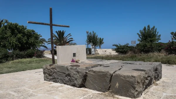 66 χρόνια μετά τον θάνατο του Νίκου Καζαντζάκη - Στιγμές συγκίνησης στο τρισάγιο πάνω από τον τάφο του