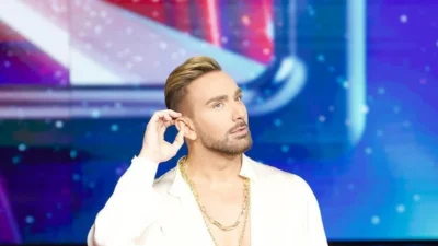 Τόλμησε αυτό που λίγοι θα έκαναν - Με πλισέ φούστα ο Νίκος Κοκλώνης στο live του Fame Story