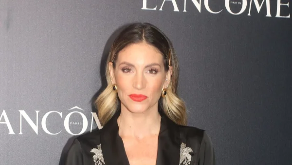 «Θα απαντήσω πως λυπάμαι πολύ» - Μεγάλη ταλαιπωρία για την Αθηνά Οικονομάκου και την οικογένεια της μετά το ταξίδι στο Παρίσι