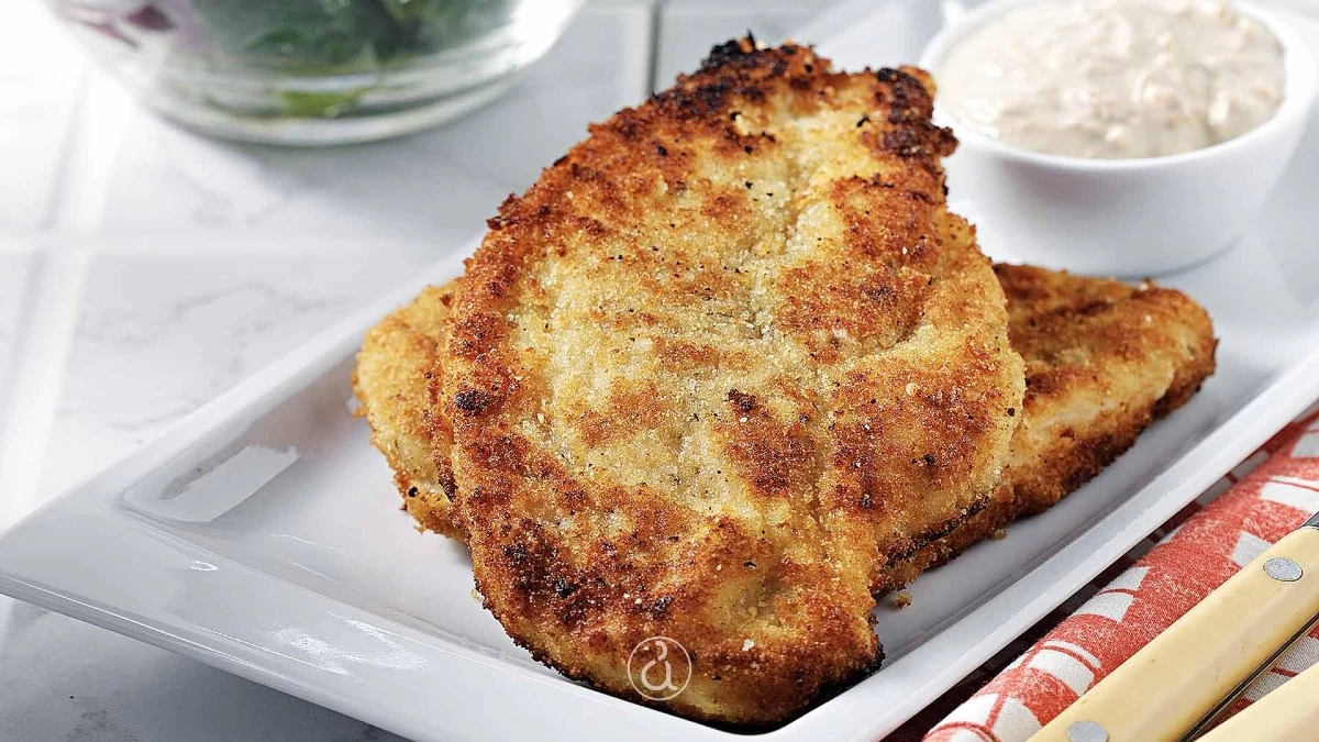 Η συνταγή της ημέρας: Τραγανό κοτόπουλο πανέ στο τηγάνι με σως γιαουρτιού