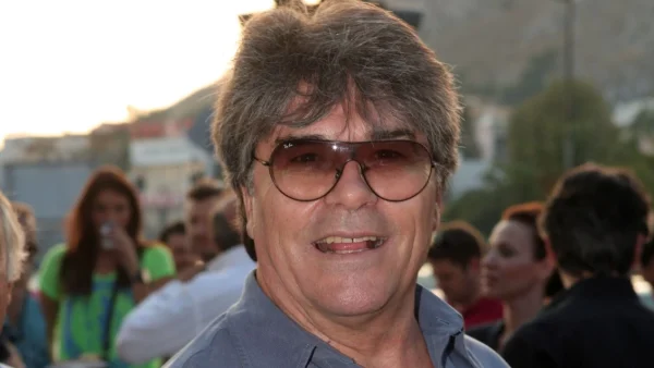 Γοητευτικός όπως τότε, απλά με πιο γκρίζα μαλλιά - Σπάνια δημόσια εμφάνιση για τον Πάνο Μιχαλόπουλο μετά από 12 χρόνια