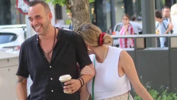 Είδε τον φωτογράφο και ξεκίνησε να κρύβεται - Η πρώτη δημόσια εμφάνιση της Μαρίλους Κόζαρη και του Πάνου Μουζουράκη μετά τη γέννα