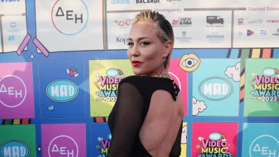 Ολόγυμνη με τα χέρια της να αγκαλιάζουν το στήθος της η Πηνελόπη Αναστασοπούλου - Η ανάρτηση στο Instagram