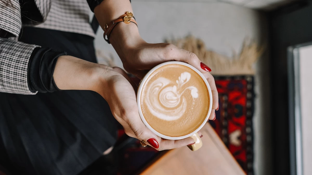 Fire chrome effect: Η νέα φλογερή εκδοχή των metallic nails που ήρθε για να μείνει - Ποιές celebrities την έχουν ήδη δοκιμάσει;