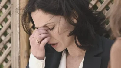 Σασμός (31/10): «Εσύ τόσα χρόνια τον πότιζες με το φαρμάκι σου, δεν θέλω να σε ξαναδώ στα μάτια μου μπροστά» - Τραγική φιγούρα η Βασιλική μετά τον θάνατο του Νικηφόρου