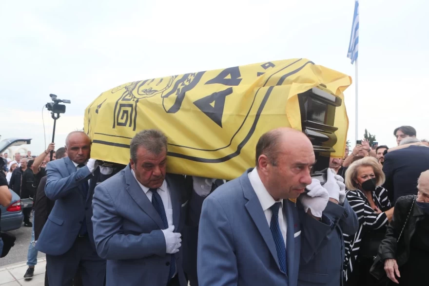 Εξόδιος ακολουθία Γιάννη Ιωαννίδη - φέρετρο