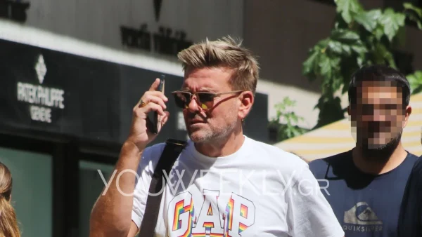 Με παντόφλες, δερμάτινη τσάντα και χακί παντελόνι - Σπάνια δημόσια έξοδος για τον Σπύρο Σούλη