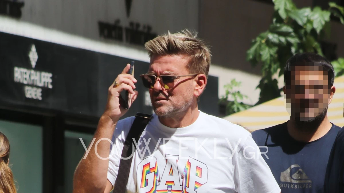 Με παντόφλες, δερμάτινη τσάντα και χακί παντελόνι - Σπάνια δημόσια έξοδος για τον Σπύρο Σούλη