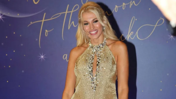 Κωνσταντίνα Σπυροπούλου: Βρήκαμε το φόρεμα που φόρεσε στην πρεμιέρα του Γρηγόρη Αρναούτογλου