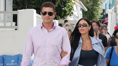 Εκείνος με "αυστηρό" πουκάμισο και εκείνη με τζιν σορτσάκι - Η εμφάνιση του Αντώνη Σρόιτερ με την Ιωάννα Μπούκη στη Μύκονο