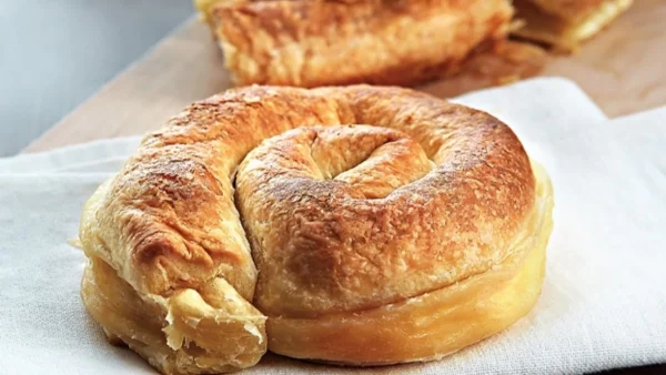 Στριφτάρι: Απίστευτη τυρόπιτα με βούτυρο και φέτα