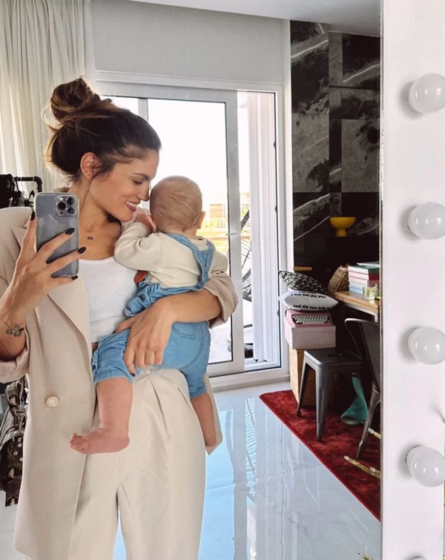 Μαίρη Συνατσάκη κόρη