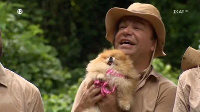 I'm a celebrity get me out of here: Με στραφταλιζέ μπλουζάκι και τον σκύλο του αγκαλιά - Η είσοδος του Τρύφωνα Σαμαρά και οι αντιδράσεις των παικτών