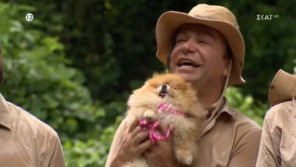 I'm a celebrity get me out of here: Με στραφταλιζέ μπλουζάκι και τον σκύλο του αγκαλιά - Η είσοδος του Τρύφωνα Σαμαρά και οι αντιδράσεις των παικτών