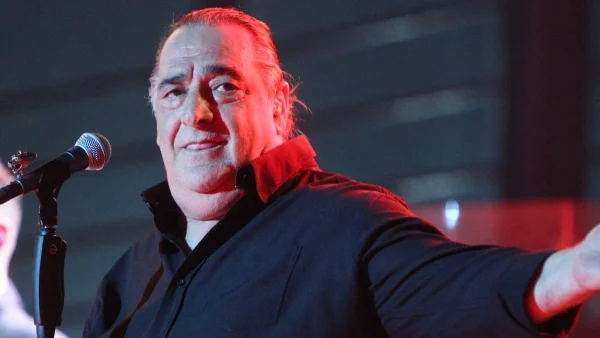 «Έχει χάσει κιλά, είχε τα μαλλιά του...» - Η διαφορετική εικόνα του αγαπημένου, Βασίλη Καρρά