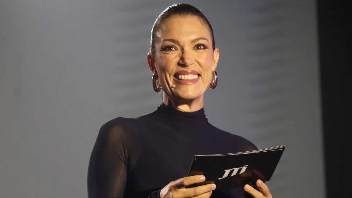 Με εντυπωσιακό μαύρο διαφανές φόρεμα και κομψά πέδιλα - Η λαμπερή εμφάνιση της Βίκυς Καγιά