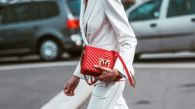 Λευκό κοστούμι μες στον... χειμώνα!