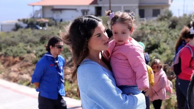 Αχώριστη η Χριστίνα Μπόμπα με τις δίδυμες κόρες της - Μαγείρεψαν οι τρεις τους στην εξοχή (Φωτογραφία)