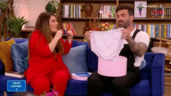 «Είναι κάτι που το διάλεξα για...» - Το δώρο της Κατερίνας Ζαρίφη στο Δημήτρη Αλεξάνδρου