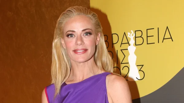 Με λουλουδάτο φόρεμα γεμάτο βολάν στη βάφτιση του ανιψιού της στην Ευρυτανία - Οι φωτογραφίες της Ζέτας Μακρυπούλια δίπλα στον αδερφό της