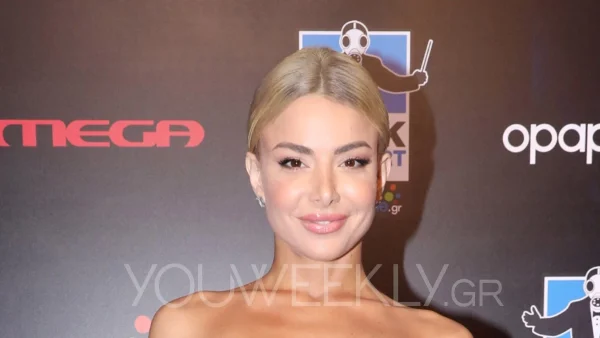 Όλα τα βλέμματα στην είσοδο της Ζόζεφιν - Με φούξια γοργονέ φόρεμα που κάλυπτε το μπούστο με μία λωρίδα