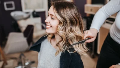 Kitty brunette: Αυτή είναι η τεχνική στο χρώμα των μαλλιών που θα βλέπουμε παντού το 2024!