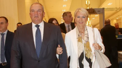 Με δερμάτινο παλτό και εμπριμέ μπλούζα: Η χαλαρή βόλτα της Νατάσας Παζαΐτη και του Κώστα Καραμανλή στη Μύκονο