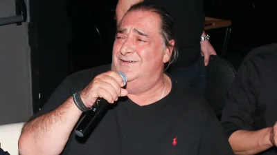 Βασίλης Καρράς: Αδυνατισμένος, ξυρισμένος με μπλε πουκάμισο - Αδημοσίευτο βίντεο λίγο πριν την εισαγωγή του στο νοσοκομείο