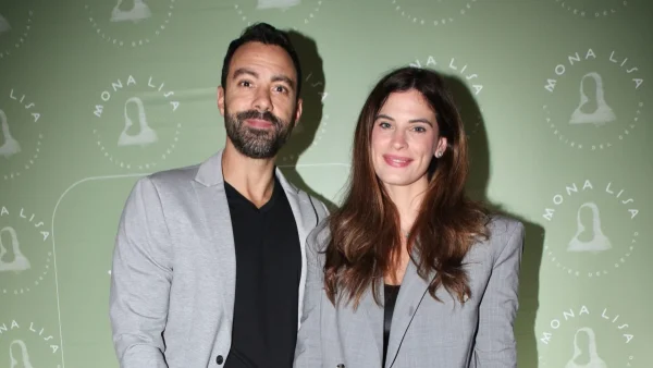 Με ροζ-χρυσό εξώπλατο φόρεμα: Η νέα βραδινή έξοδος της Χριστίνας Μπόμπα και του Σάκη Τανιμανίδη με θέα την Ακρόπολη