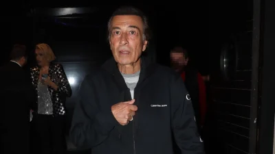 Είναι μαζί 40 χρόνια και ακόμα κάνουν ερωτικές αποδράσεις! Στον Μυστρά ο Αντύπας αγκαλιά με την κούκλα γυναίκα του