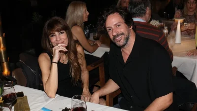 Πιο ερωτευμένοι από ποτέ η Μυρτώ Αλικάκη και ο Νικόλας Κωστής - Τα "καυτά" φιλιά του ζευγαριού στο κέντρο της Αθήνας