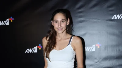 Χαμηλό, αλλά με πολλά υφασμάτινα στολίδια: Η Φωτεινή Αθερίδου στόλισε το Χριστουγεννιάτικο έλατό της με το γιο της