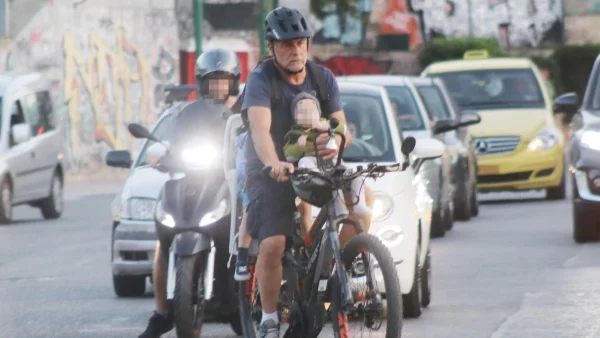 Είχε τον έναν γιο πίσω και τον άλλον μπροστά - Ποδηλατάδα στο κέντρο της Αθήνας για τον Χάρη Χριστόπουλο και τα παιδιά του