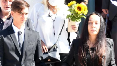 Εγκαταλείπει την Ελλάδα η Βίκυ Τσοχατζοπούλου με τον 17χρονο γιο της - Η πικρία και ο λόγος της απόφασης τους