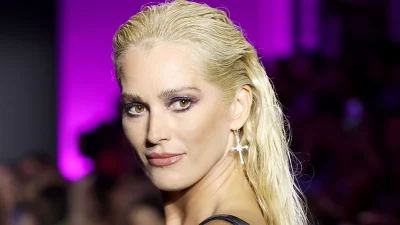 Μαγνήτισε τα βλέμματα με την ομορφιά της - Σπάνια δημόσια εμφάνιση της Βικτώριας Καρύδα