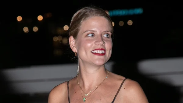 Με μούσια και κοντά μαλλιά - Αυτός είναι ο γοητευτικός, γαλανομάτης αδερφός της Δανάης Μιχαλάκη