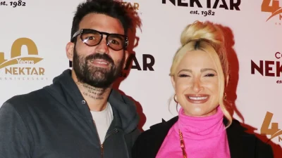 Πανύψηλο με ασημένιες μπάλες - Στόλισαν το Χριστουγεννιάτικο δέντρο στο σαλόνι τους Ιωάννα Τούνη και Δημήτρης Αλεξάνδρου