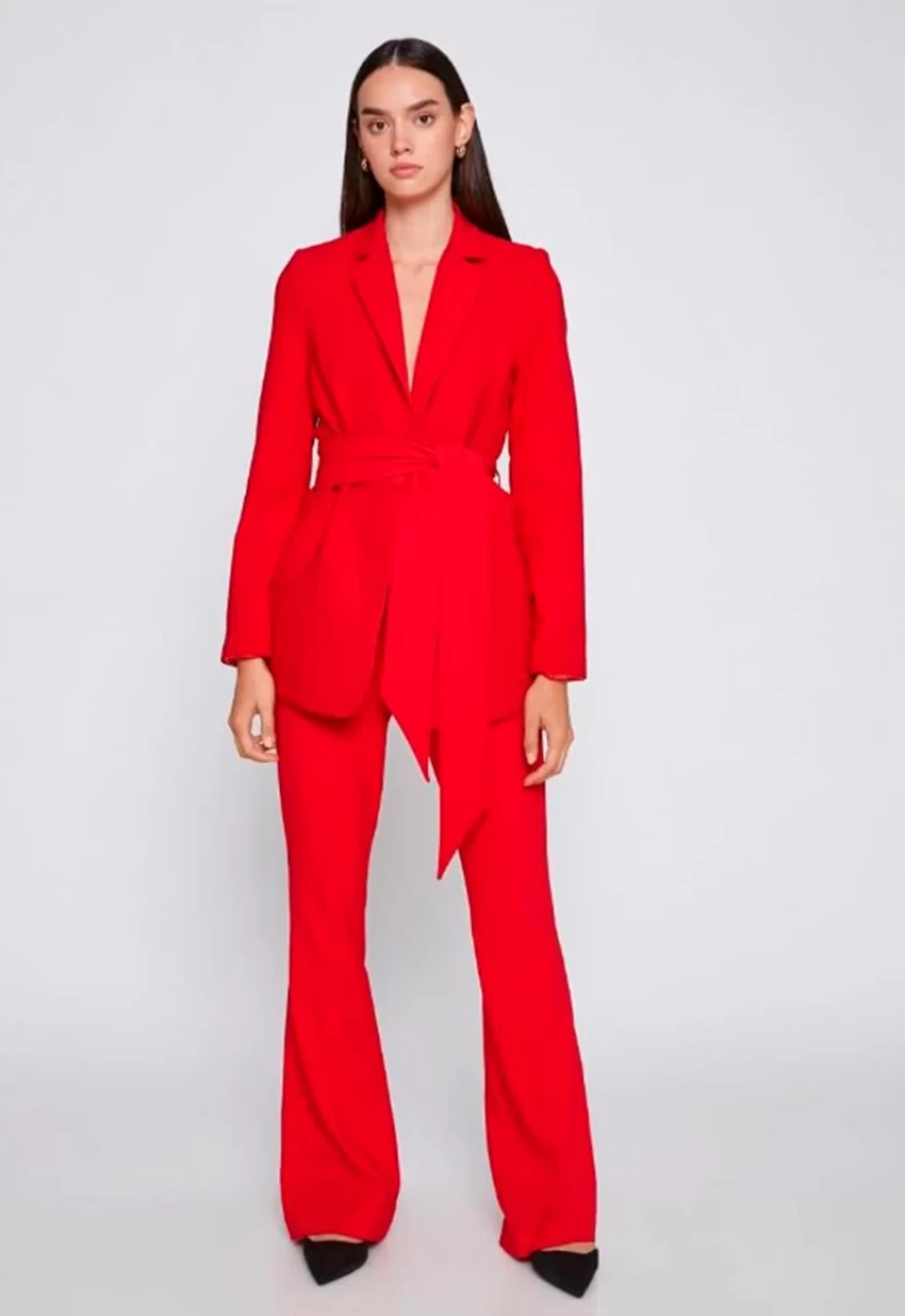 κόκκινο κοστούμι
