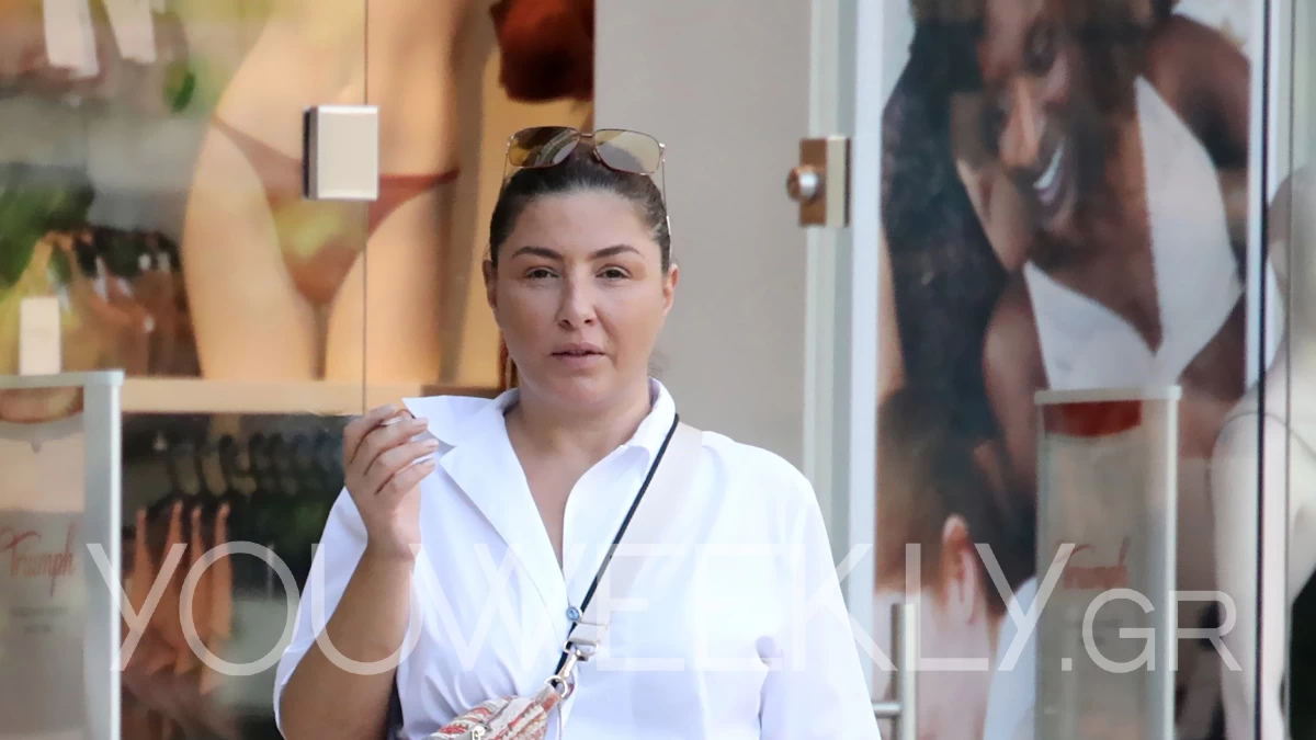 Χαλαρή με τζιν καμπάνα στο κέντρο της Γλυφάδας - ''Φορτωμένη'' με σακούλες από τα ψώνια της η Έλενα Παπαρίζου