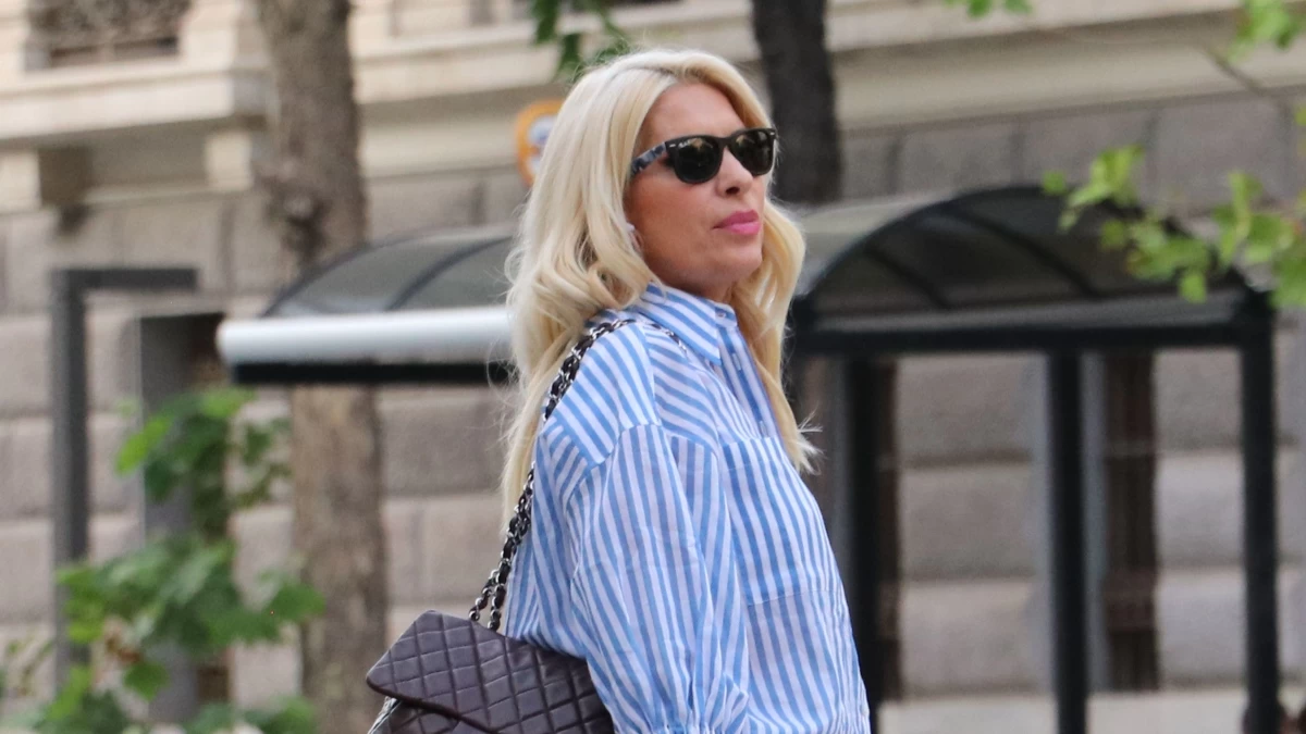 Με παντόφλες και τσάντες στα χέρια - Η μοναχική βόλτα της Ελένης Μενεγάκη στο κέντρο της Αθήνας