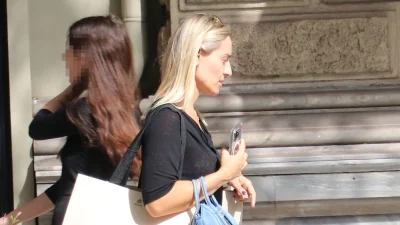 Άβαφη στο κέντρο της Αθήνας με τα χέρια γεμάτα σακούλες από ψώνια - Η μοναχική και σκεπτική βόλτα της Ελεονώρας Μελέτη