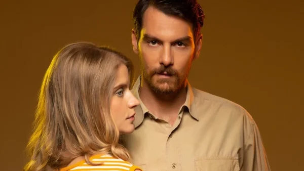 Η Παραλία (7/11): «Μην ανησυχείς, καιρός ήταν να βγει λίγο έξω, πρέπει κι εκείνος να ξεσκάσει...» - Καταιγιστικές οι εξελίξεις της σειράς της ΕΡΤ