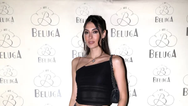 Με ημιδιάφανο μπλουζάκι, στενό παντελόνι και ψηλοτάκουνα μποτάκια - Η πρώτη δημόσια εμφάνιση της Εύης Ιωαννίδου μετά τον χωρισμό με τον Ίνο Φάις