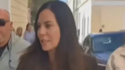 Έφτασε στην Ευελπίδων η Εύη Βατίδου - Καρέ καρέ τα πλάνα λίγο πριν περάσει την πόρτα του ανακριτή